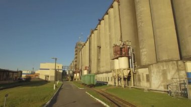 Hava. Malt fabrikası. Arpa taneleri için büyük siloları