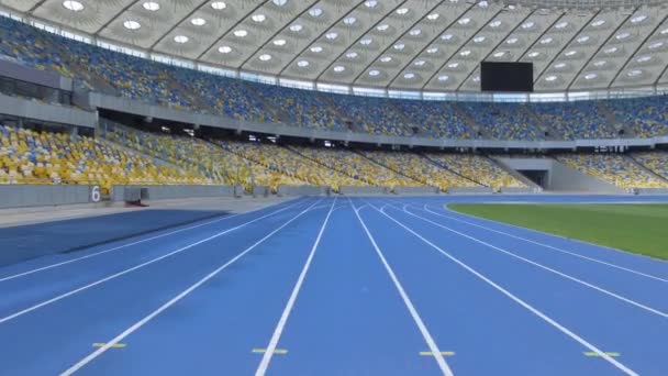 Luftaufnahmen in einem riesigen, modernen, leeren Stadion. über Gleise fliegen — Stockvideo