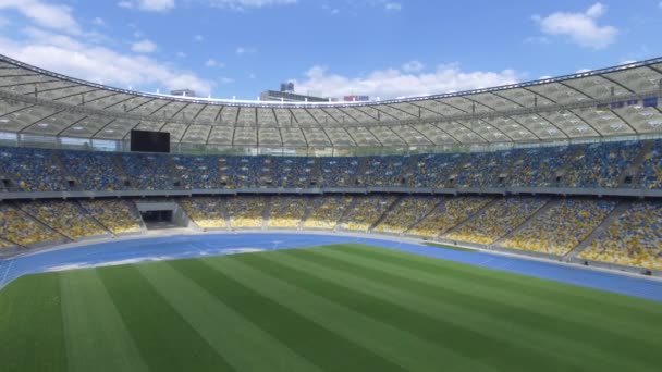 Volando dentro de un enorme estadio vacío moderno — Vídeos de Stock