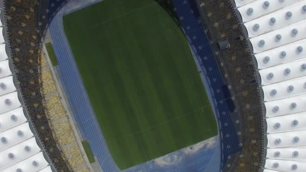 Atterrissage sur le terrain d'un immense stade moderne 