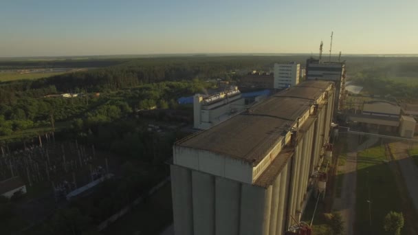 Luchtfoto. Mouterijen fabriek. Enorme silo's voor gerst korrels — Stockvideo