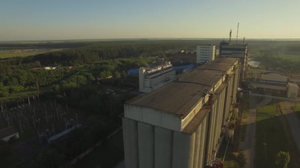 Antenne. Mälzerei. riesige Silos für Gerstenkörner — Stockvideo