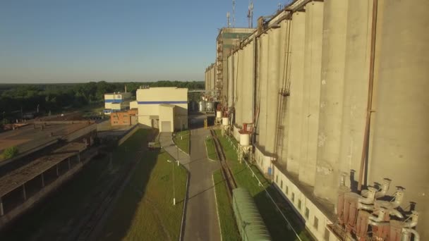 Aérea. Fábrica de malteado. Grandes silos para granos de cebada — Vídeo de stock