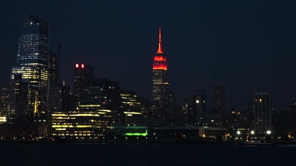 L'horizon de New York la nuit. Empire State Building. Vue de Jersey City — Video