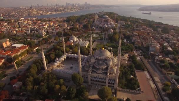 Luchtfoto beelden van de blauwe moskee en de Hagia Sophia in Istanbul city. Geweldig uitzicht — Stockvideo