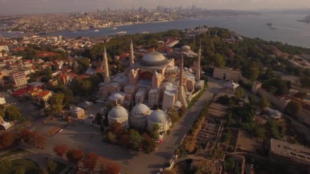 Luchtfoto beelden van de Hagia Sophia in Istanbul city. Geweldige shot.4k — Stockvideo