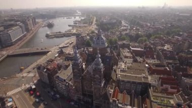 Hava. Basilica of Saint Nicholas. Eski merkezi bölge, Amsterdam. 4k