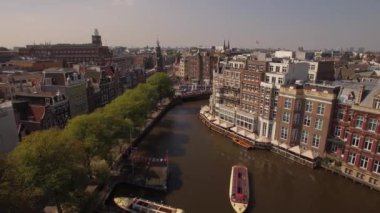 Hava. Tur tekneleri su kanal Amsterdam'da. Kamera ilerleyecektir. 4k