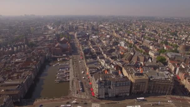 Amsterdam sightseeing aéreo. Voando acima do antigo distrito central. 4K — Vídeo de Stock