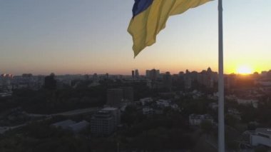 Hava görüntüsü. Ukrayna 'nın en büyük bayrağı rüzgarda dalgalanıyor.
