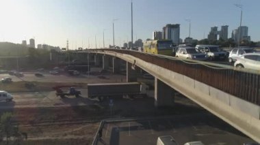 Hava görüntüsü. Büyük şehirde trafik sıkışık. İş çıkışı.