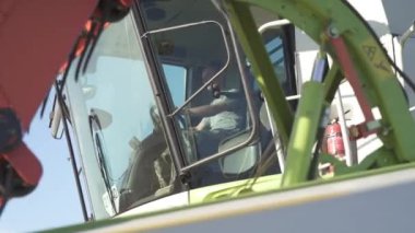 Ukrayna, Kyiv bölgesi, 13 Ağustos 2020. Tarım işi. Sürücü, hasatçının kabininde..