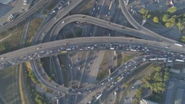 Hava zaman atlaması. Büyük şehirde trafik sıkışık. İş çıkışı.
