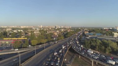 Hava görüntüsü. Büyük şehirde trafik sıkışık. İş çıkışı.