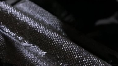 Kimliği belirsiz bir adamın kanlı bıçağı yıkarken ve eldivenlerini alıp giderken yavaş çekimler. 