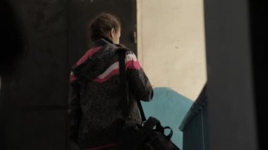 Elinde sustalı bıçak olan katilin kurbanını öldürüşünün yavaş görüntüleri..