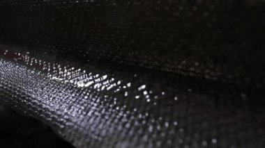 Sokakta akan suyun kanla kesişen görüntüsü.