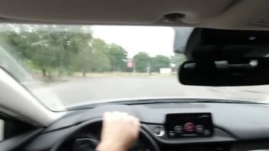 Araba süren bir adam. Bakış açısı