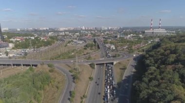 Hava görüntüsü. Büyük şehirde trafik sıkışık. İş çıkışı.