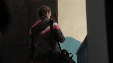 Elinde sustalı bıçak olan katil, kurbanını öldürür.. 