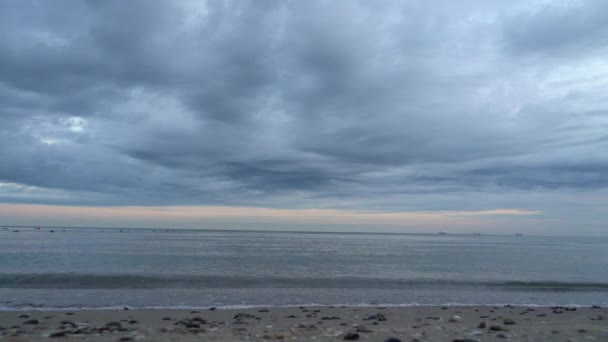 Nuages Pluvieux Épais Sur Mer Ondulante — Video