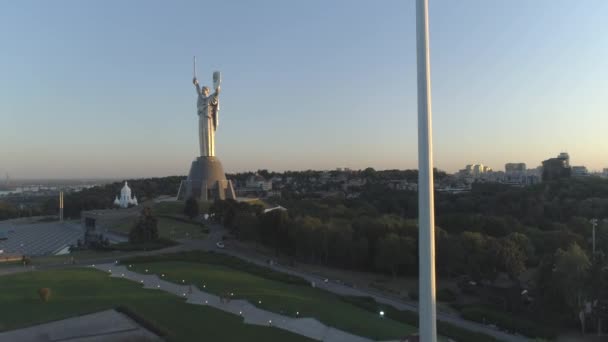 Вид Воздуха Крупнейший Государственный Флаг Украины Размахивающий Ветром — стоковое видео