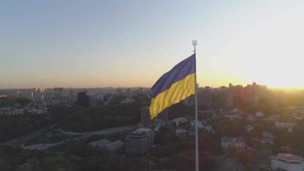 Vista Aérea Bandera Estatal Más Grande Ucrania Ondeando Viento — Vídeos de Stock