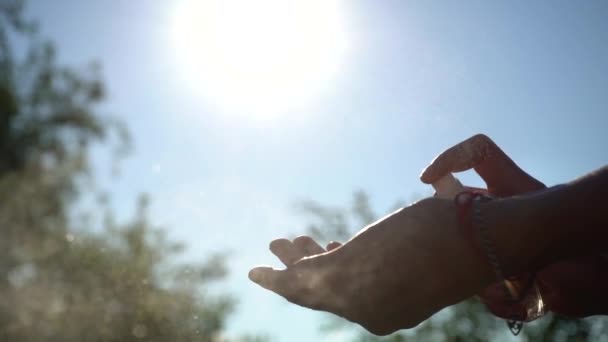 Langsame Filmaufnahmen Weiblicher Hände Die Einem Sonnigen Tag Das Antiseptikum — Stockvideo