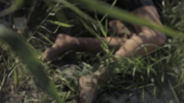 Vítima Violência Sexual Mulher Atacada Com Cabeça Quebrada Jaz Areia — Vídeo de Stock