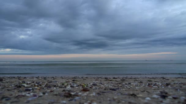 浓密的雨云笼罩着海浪 — 图库视频影像