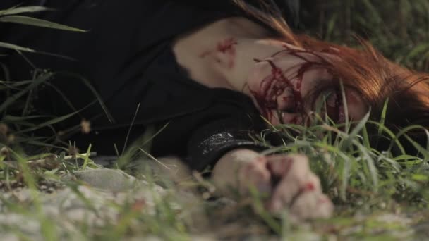 性的暴力の犠牲者 壊れた頭を持つ攻撃された女性は砂の上に横たわる — ストック動画