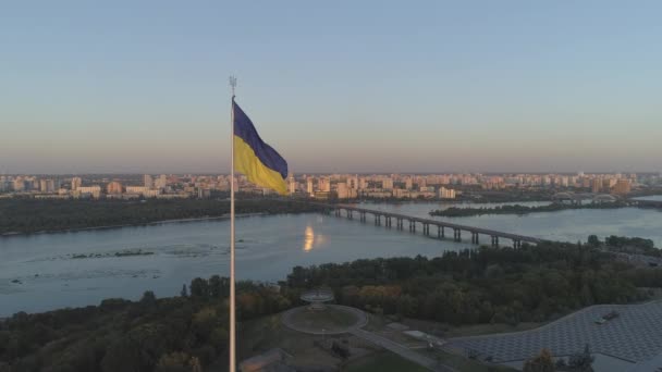 Vista Aérea Bandera Estatal Más Grande Ucrania Ondeando Viento — Vídeo de stock