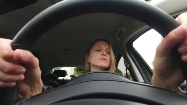 Młoda Atrakcyjna Ładna Kobieta Prowadząca Samochód — Wideo stockowe