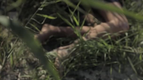 性暴力的受害者 头破血流的女人躺在沙滩上 — 图库视频影像