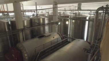 Şarap fermantasyonu için büyük çelik fıçılar. Şarap üretim tesisi. Çelik şarap damıtma tankları.