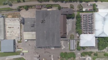 Etrafı güzel manzaralı fabrika alanının yavaş çekimleri. 