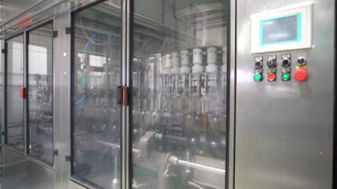 Koblevo fabrikasındaki şarap için temiz boş şişeleri olan taşıyıcının yavaş görüntüleri.