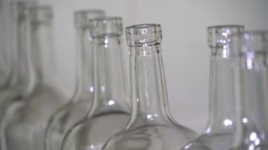 Koblevo fabrikasındaki şarap için temiz boş şişeleri olan taşıyıcının yavaş görüntüleri.