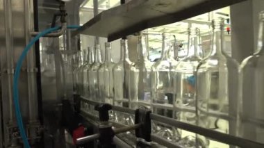 Koblevo fabrikasındaki şarap için temiz boş şişeleri olan taşıyıcının yavaş görüntüleri.