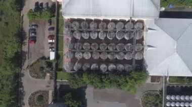 Şarap fermantasyonu için büyük çelik fıçıların hava görüntüleri. Şarap üretim tesisi. Çelik şarap damıtma tankları.