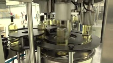 Şarap şişeleri ve Koblevo fabrikasındaki makine kapama şişelerini gösteren yavaş görüntüler.