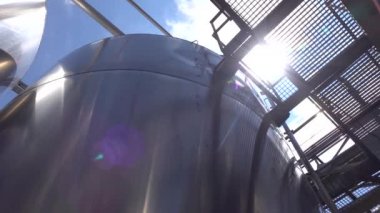 Şarap fermantasyonu için büyük çelik fıçılar. Şarap üretim tesisi. Çelik şarap damıtma tankları.