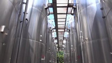 Şarap fermantasyonu için büyük çelik fıçılar. Şarap üretim tesisi. Çelik şarap damıtma tankları.