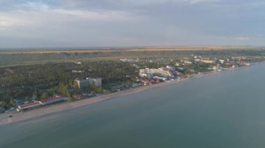 Güzel gökyüzü olan kıyı kasabasının yavaş görüntüleri 