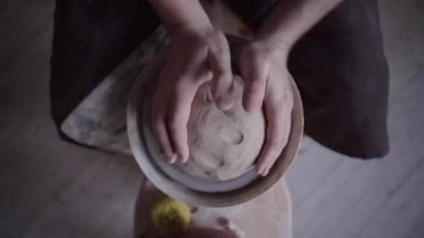 Keramik Atelier Töpfer Werk Tonschale Dreht Sich Auf Töpferscheibe — Stockvideo