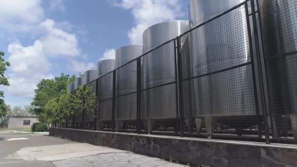 Barricas Acero Grandes Para Fermentación Del Vino Planta Producción Vino — Vídeo de stock