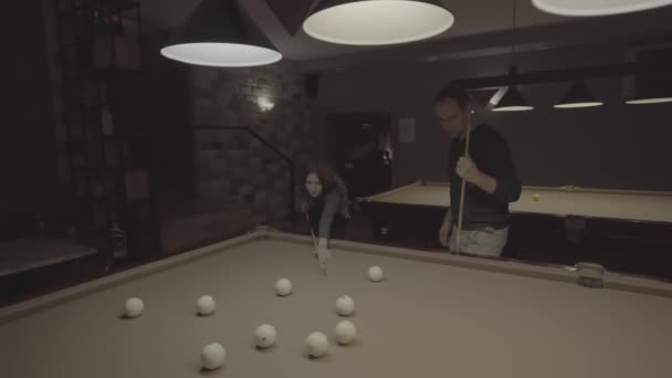 Flicka Med Man Som Spelar Biljard Spelare Har Utsett Boll — Stockvideo