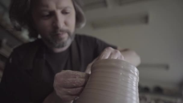 Profesyonel Çömlekçi Bir Kille Çalışıyor Seramik Stüdyosu — Stok video