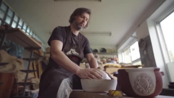 Profesjonalny Garncarz Pracujący Gliną Studio Ceramiki — Wideo stockowe