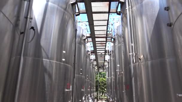 Grote Stalen Vaten Voor Wijngisting Wijnproductie Installatie Stalen Wijndistilleertanks — Stockvideo
